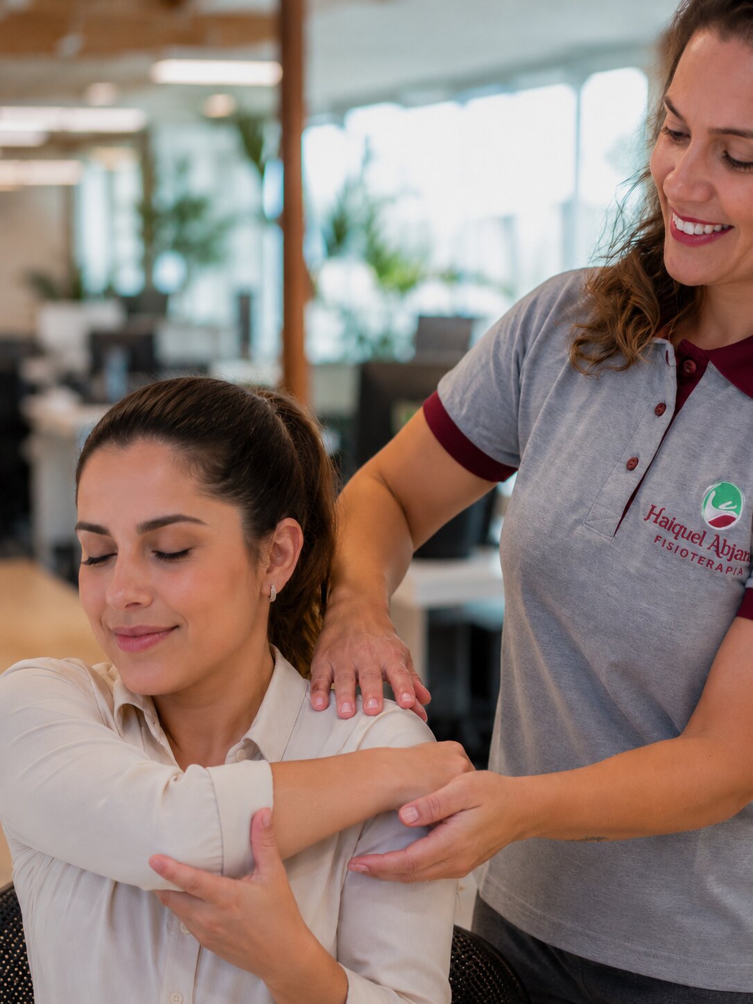 Fisioterapeuta em atendimento próximo, cuidado individual