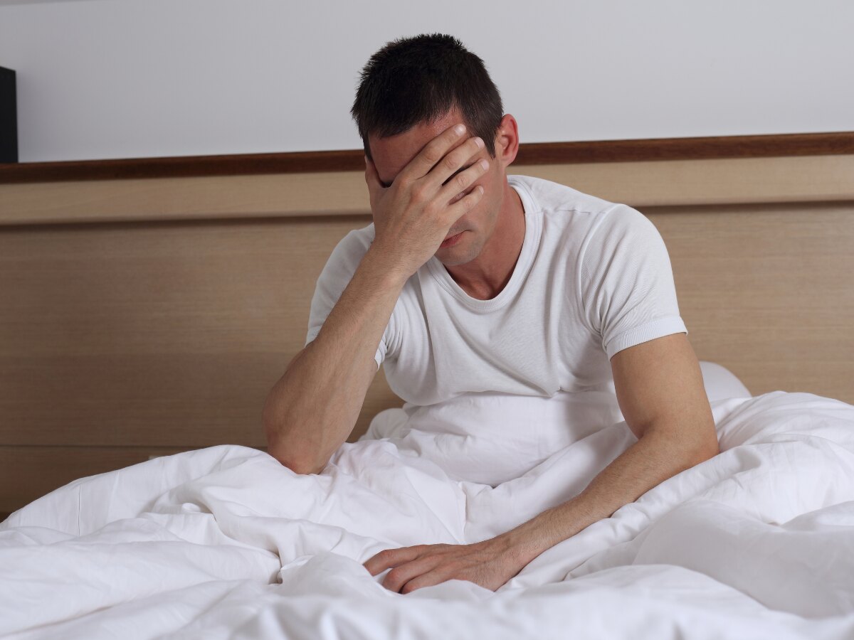 Pessoa acordada na cama, sem conseguir descansar
